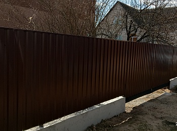Забор из металлопрофиля (темно-коричневый)