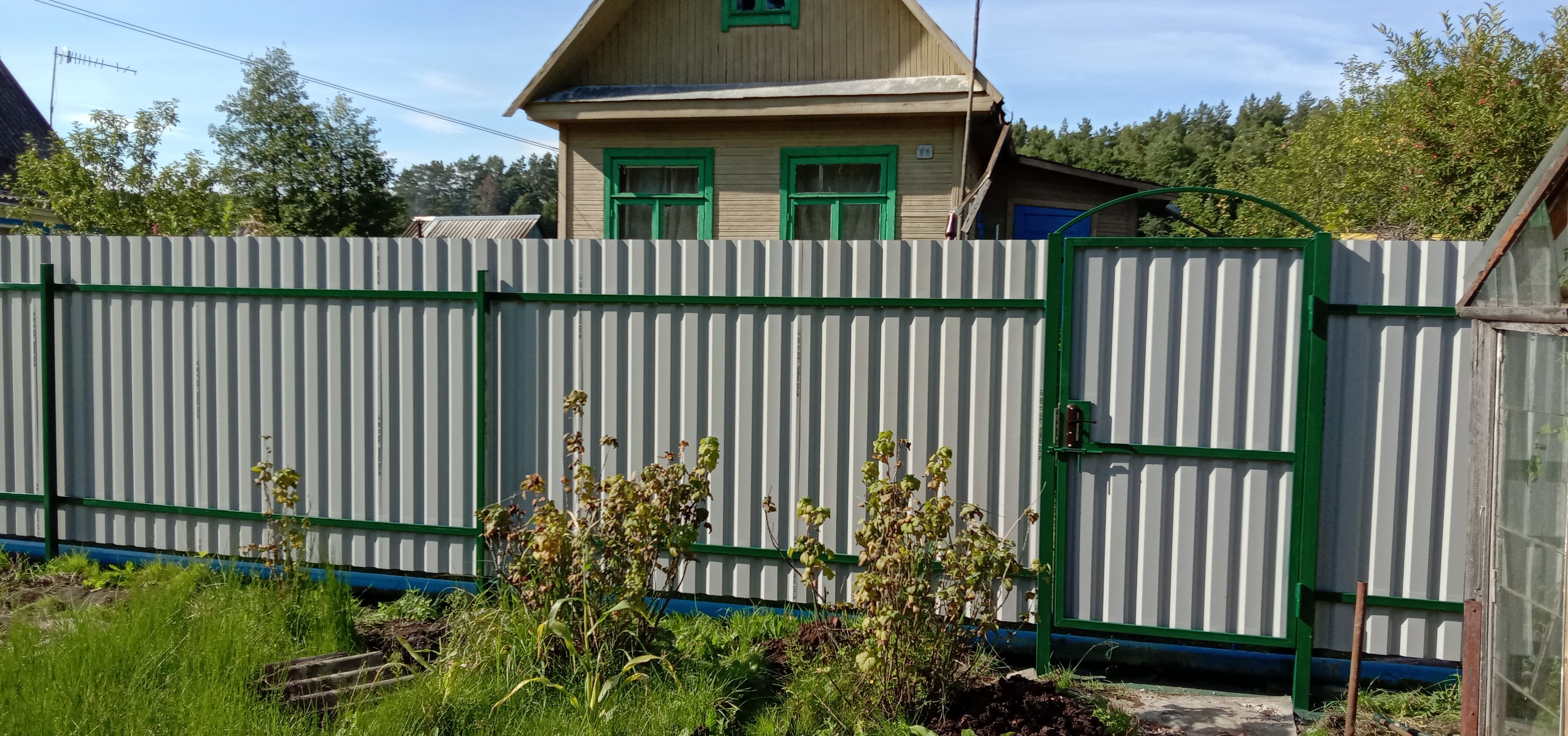 Забор из металлопрофиля (темно-зеленый) дачный