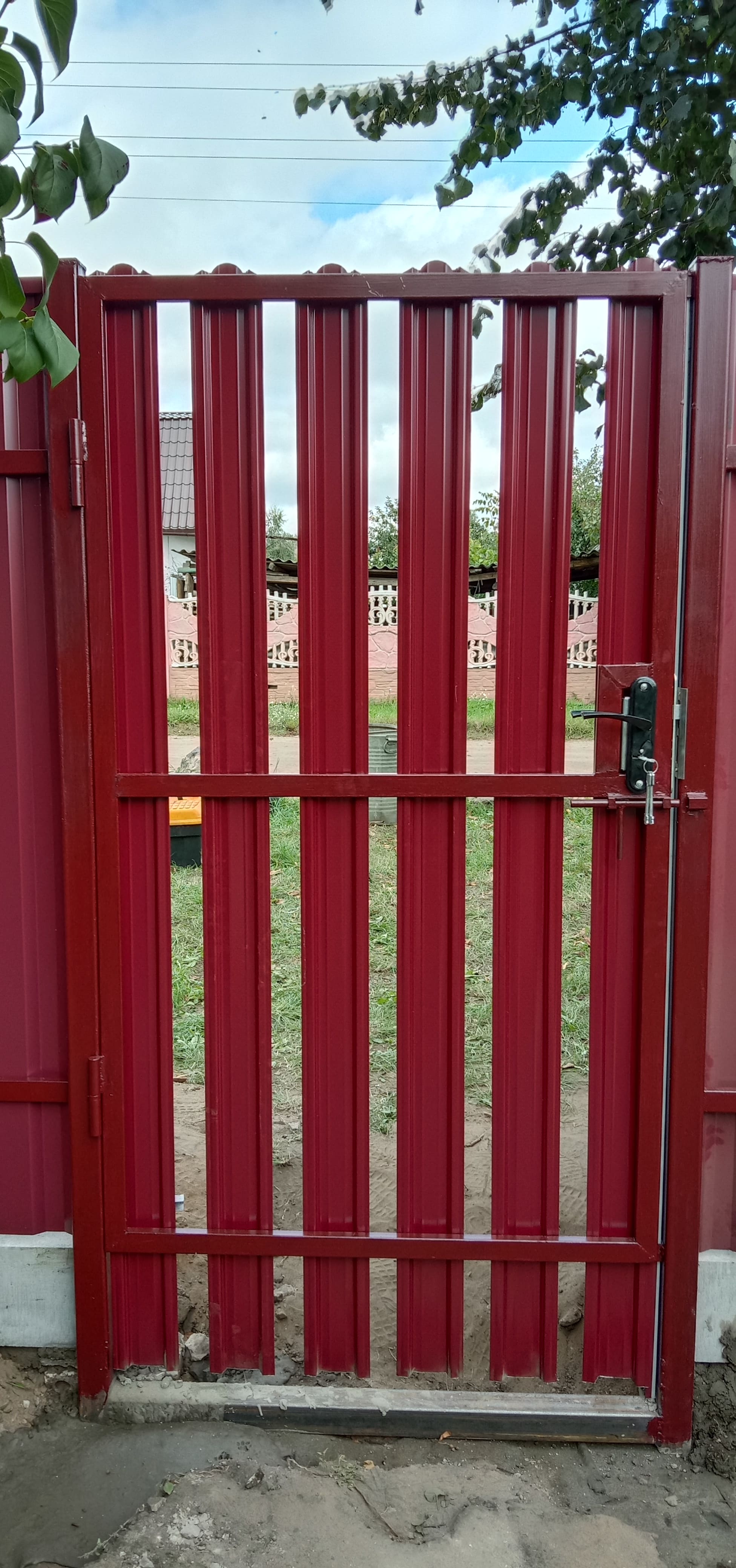 Забор из металлопрофиля (красное вино)