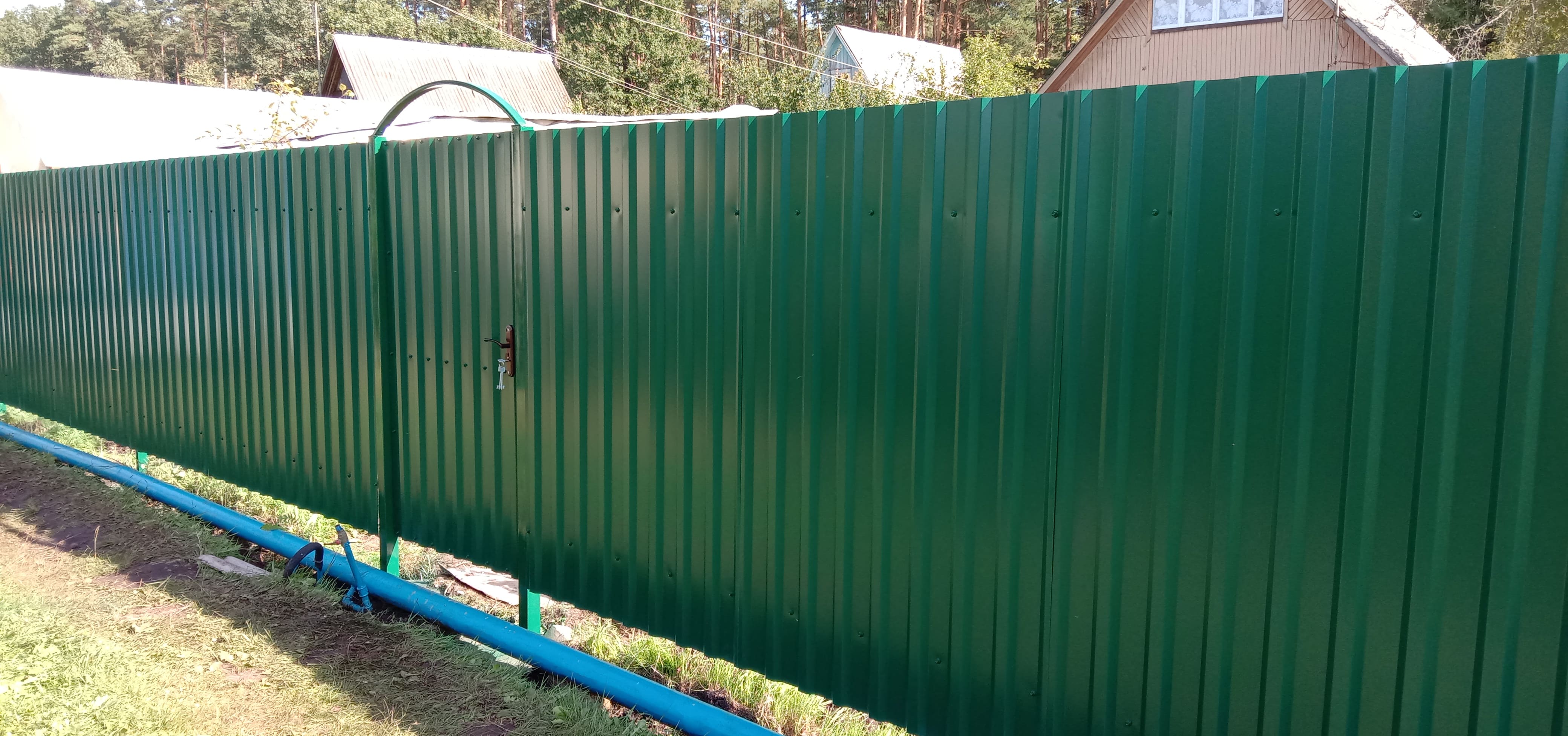 Забор из металлопрофиля (темно-зеленый) дачный