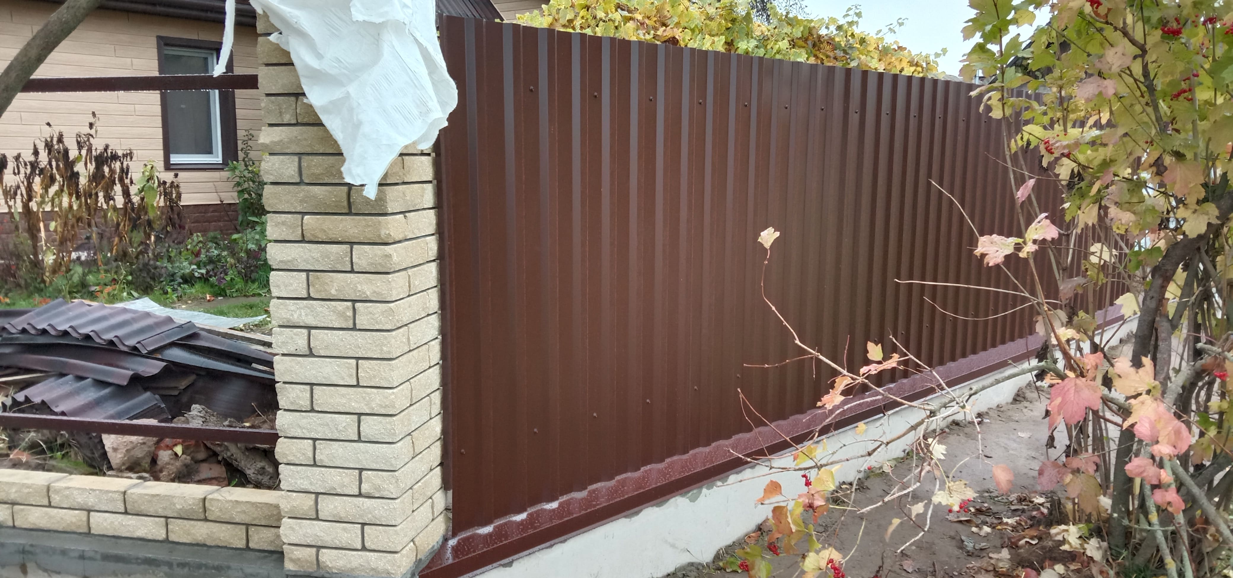 Забор комбинированный ( кирпич и металлоштакетник)