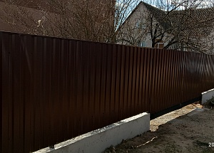 Забор из металлопрофиля (темно-коричневый)