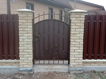 Забор комбинированный ( кирпич и металлоштакетник)